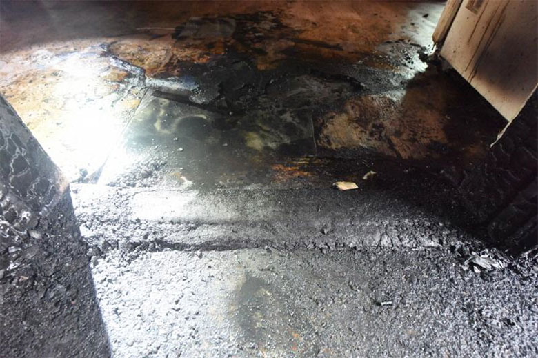 작은방 하부 내부 출입문 문틀 심하게 탄 모습