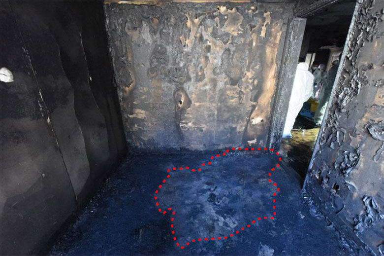 작은방 하부 내부 출입문 문틀 심하게 탄 모습